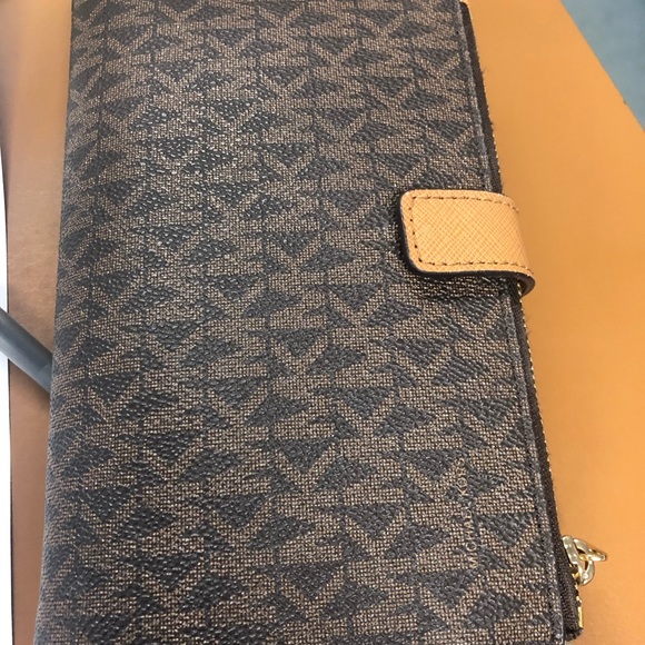 Michael kors wallet. - Picture 2 of 4